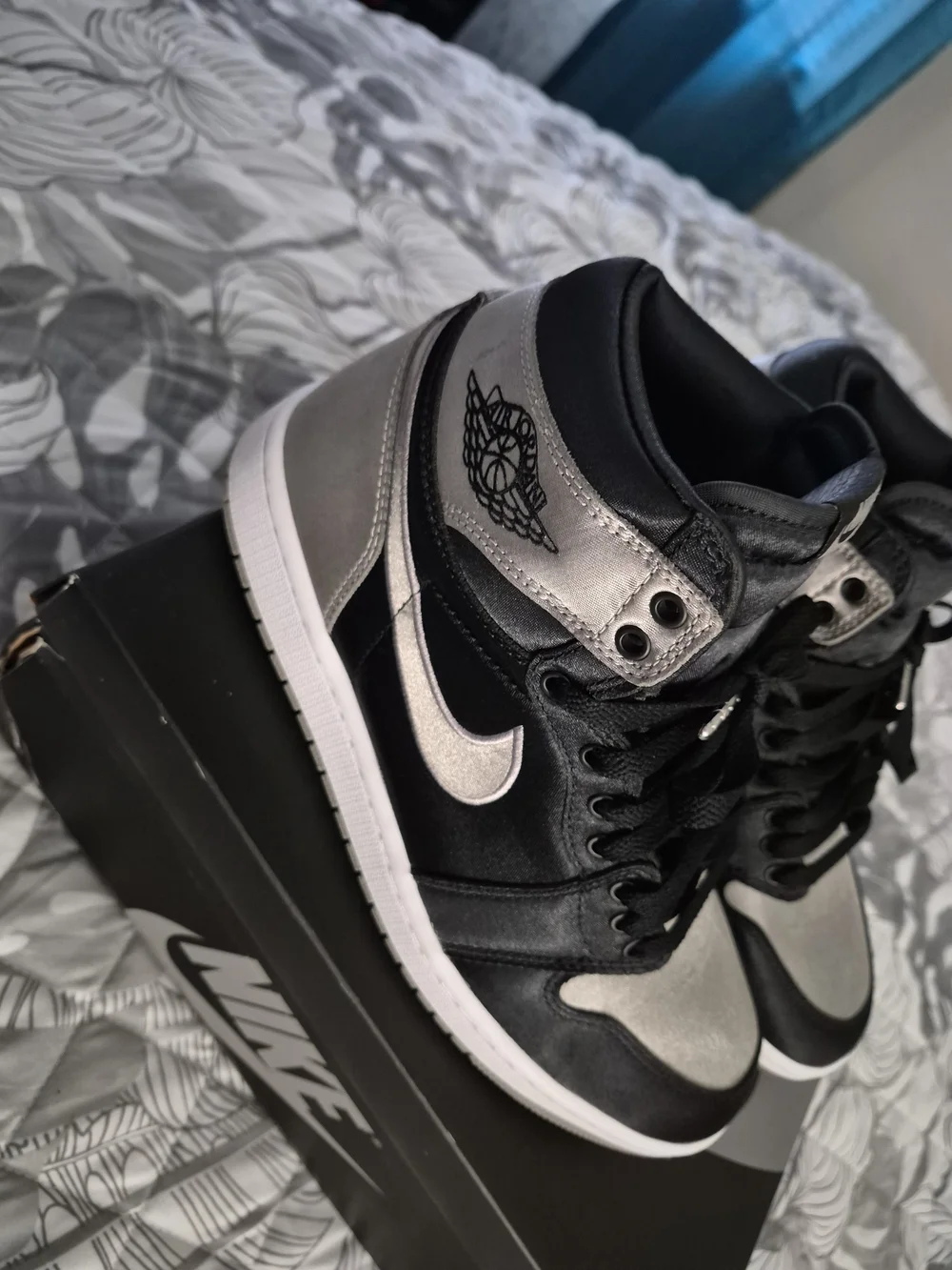 Nike WMNS Air Jordan 1 Retro Hi OG - Black/Medium Grey/White